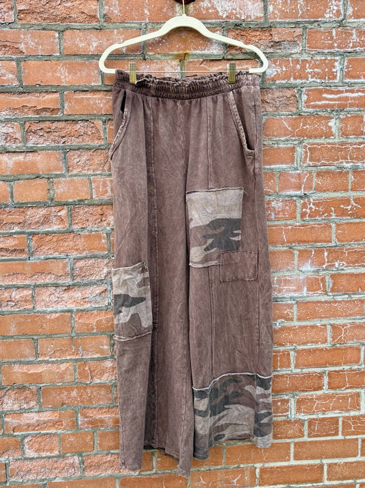 jHer Camo Sweat Pants in Mocha